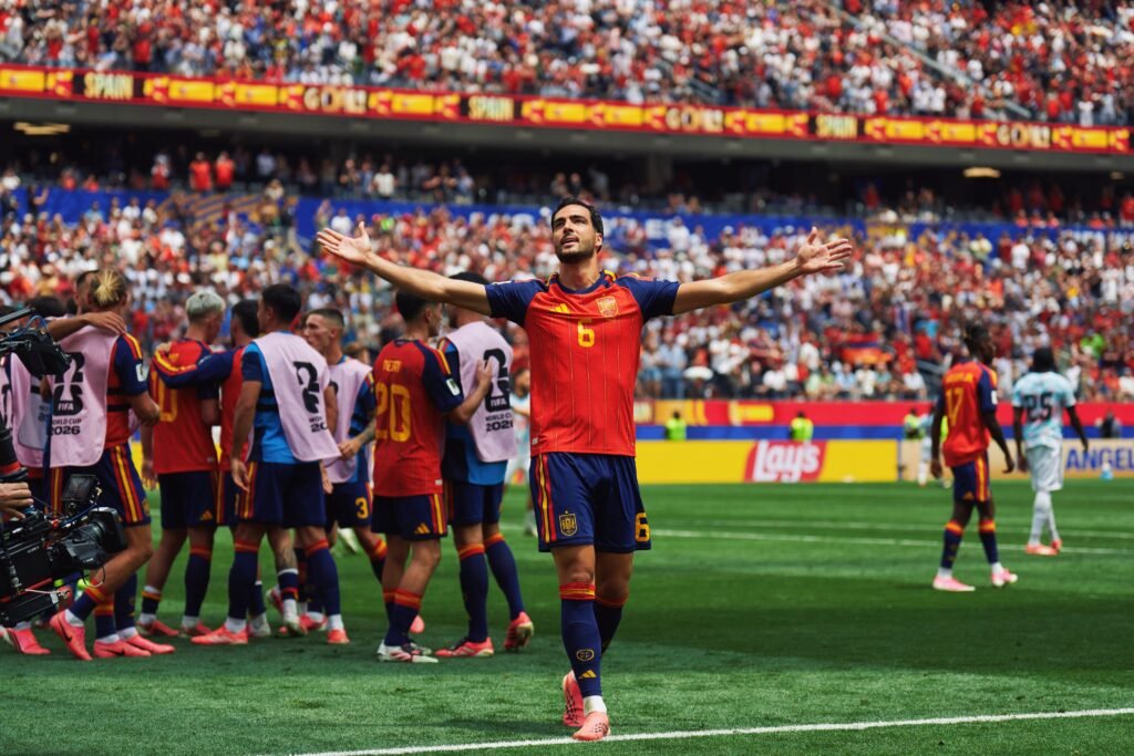 Mikel Merino pone de nuevo a España en la siguiente fase 1 HM5XgdqbgAAiiFK