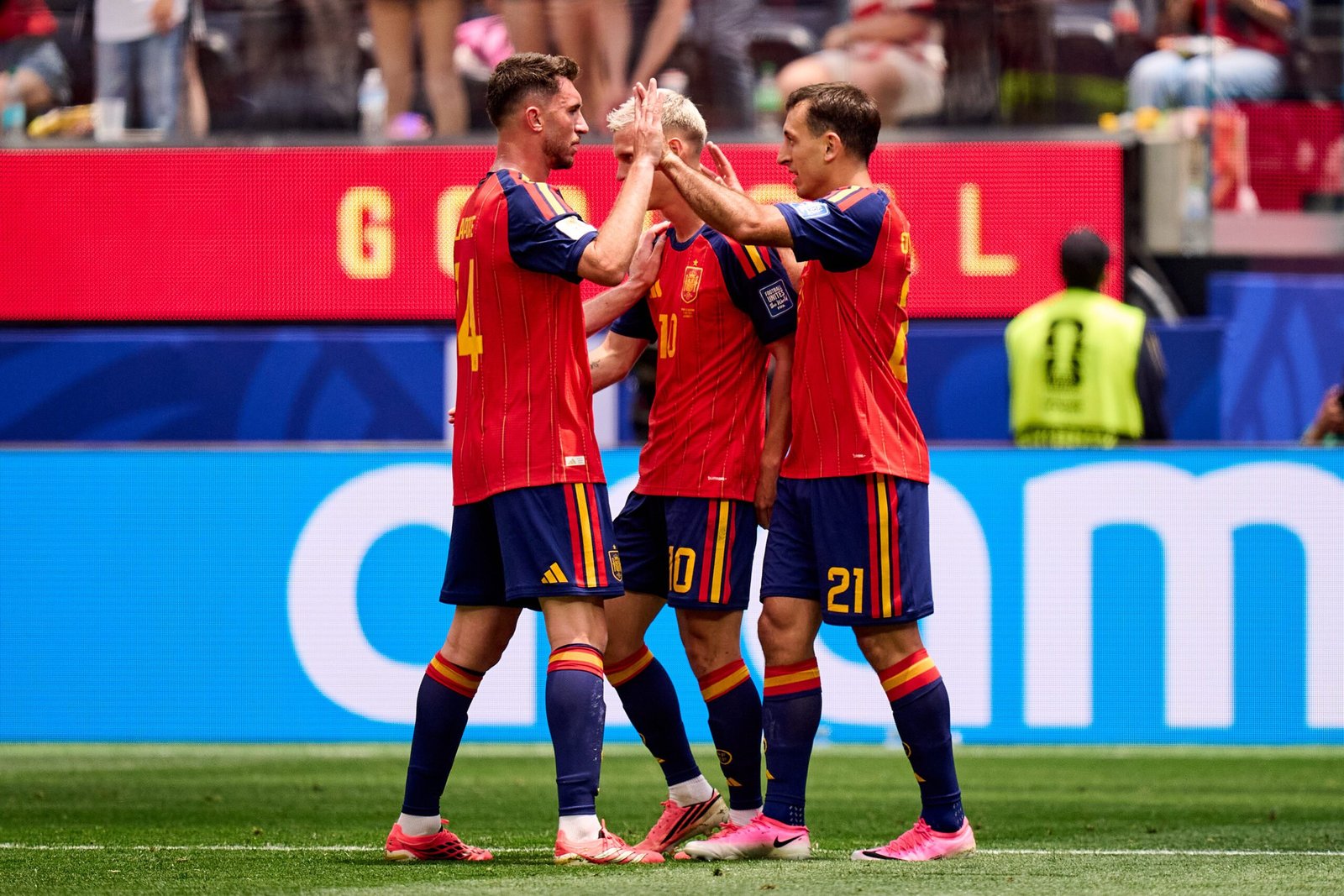 España se mete en octavos reencontrando sensaciones 2 HMP4R99bIAAFwWU scaled