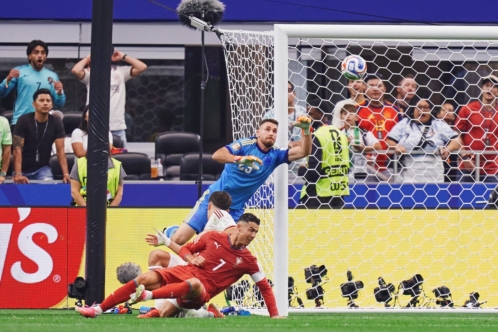 España pasa a cuartos en un partido igualado y sufrido con Portugal 1 HMkgmM2WUAAOJ8f