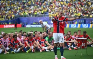 Erling Haaland anotó el doblete para la victoria de Noruega 2-1 sobre Brasil.