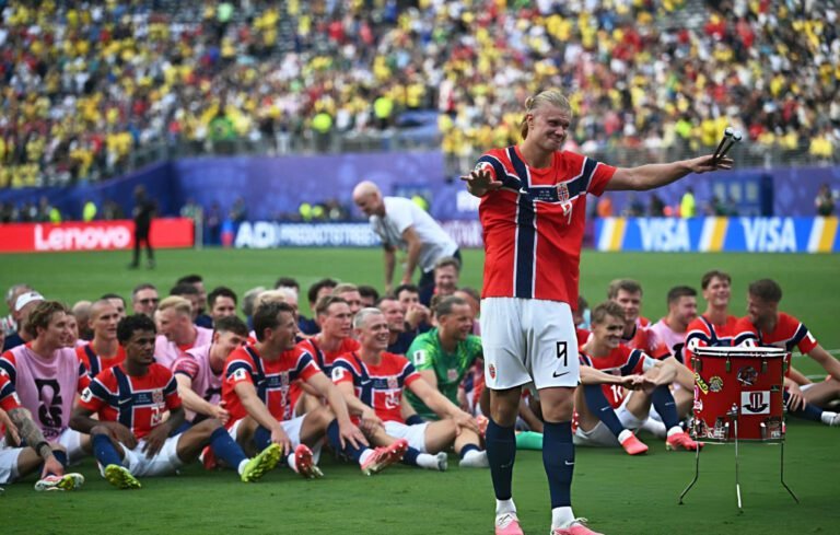Home 30 Erling Haaland anotó el doblete para la victoria de Noruega 2-1 sobre Brasil.
