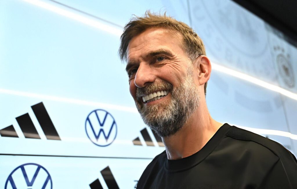Klopp llega a Alemania, pero advierte: “Si se meten con mi familia, me iré” 7 Jürgen Klopp, presentado como nuevo DT de Alemania.