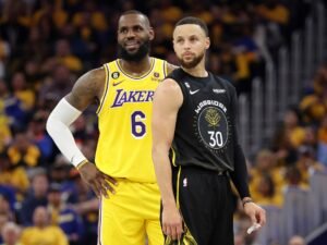 Home 25 LeBron James y Stephen Curry