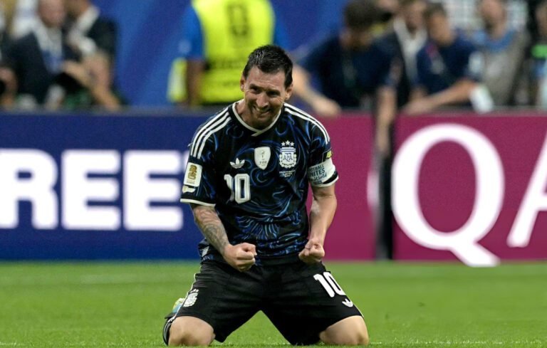 Home 30 Lionel Messi dio las dos asistencias del triunfo de Argentina 2-1 sobre Inglaterra.