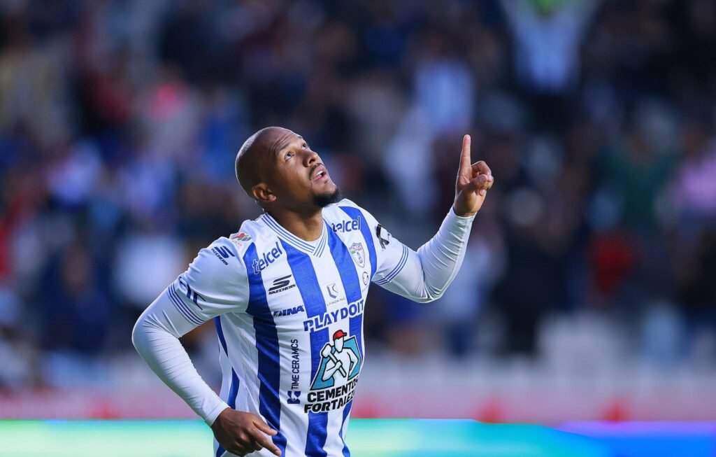 Rondón llegó a 3 goles en el arranque del Apertura de la Liga MX 6 Salomón Rondón marcó de cabeza contra Querétaro.