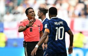 Home 30 Jesús Valenzuela conversando con Mbappé.