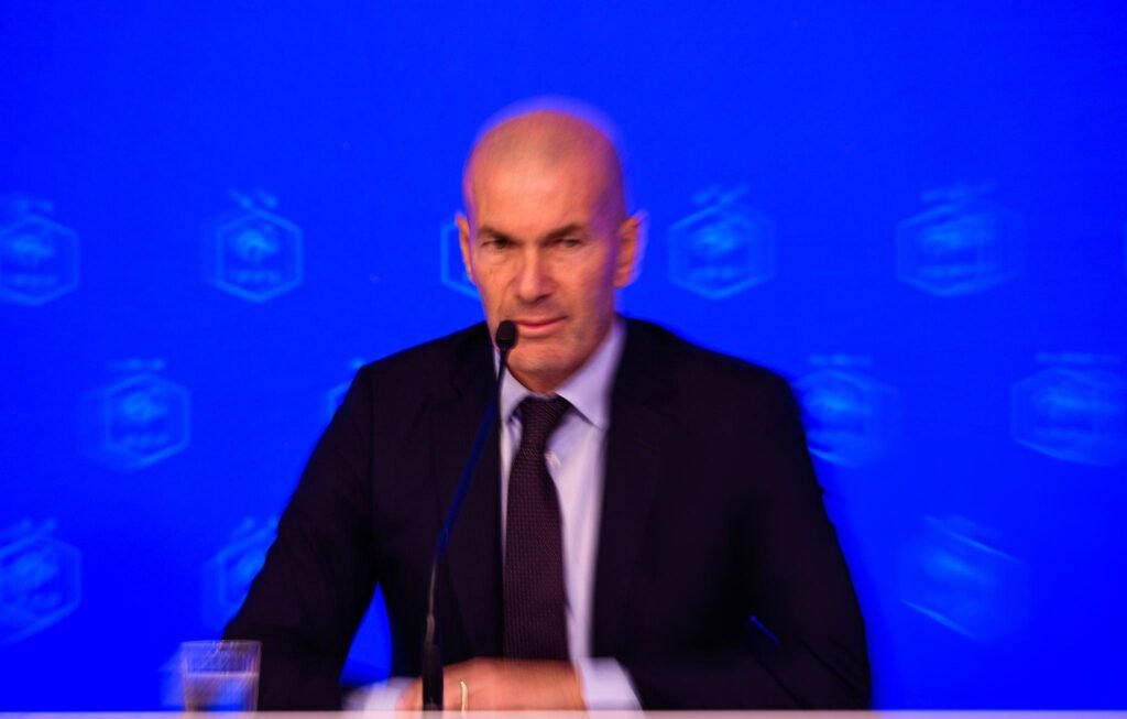 Zidane asume el banquillo de Francia: “Lo que me anima es ir a marcar goles” 5 Zinedine Zidane llega al banquillo de Francia.