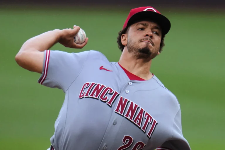 Home 35 Chase Burns extendido con Rojos de Cincinnati