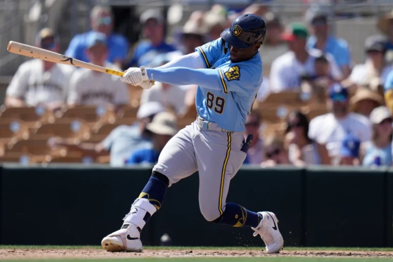 Home 30 Luis Lara es llamado a MLB