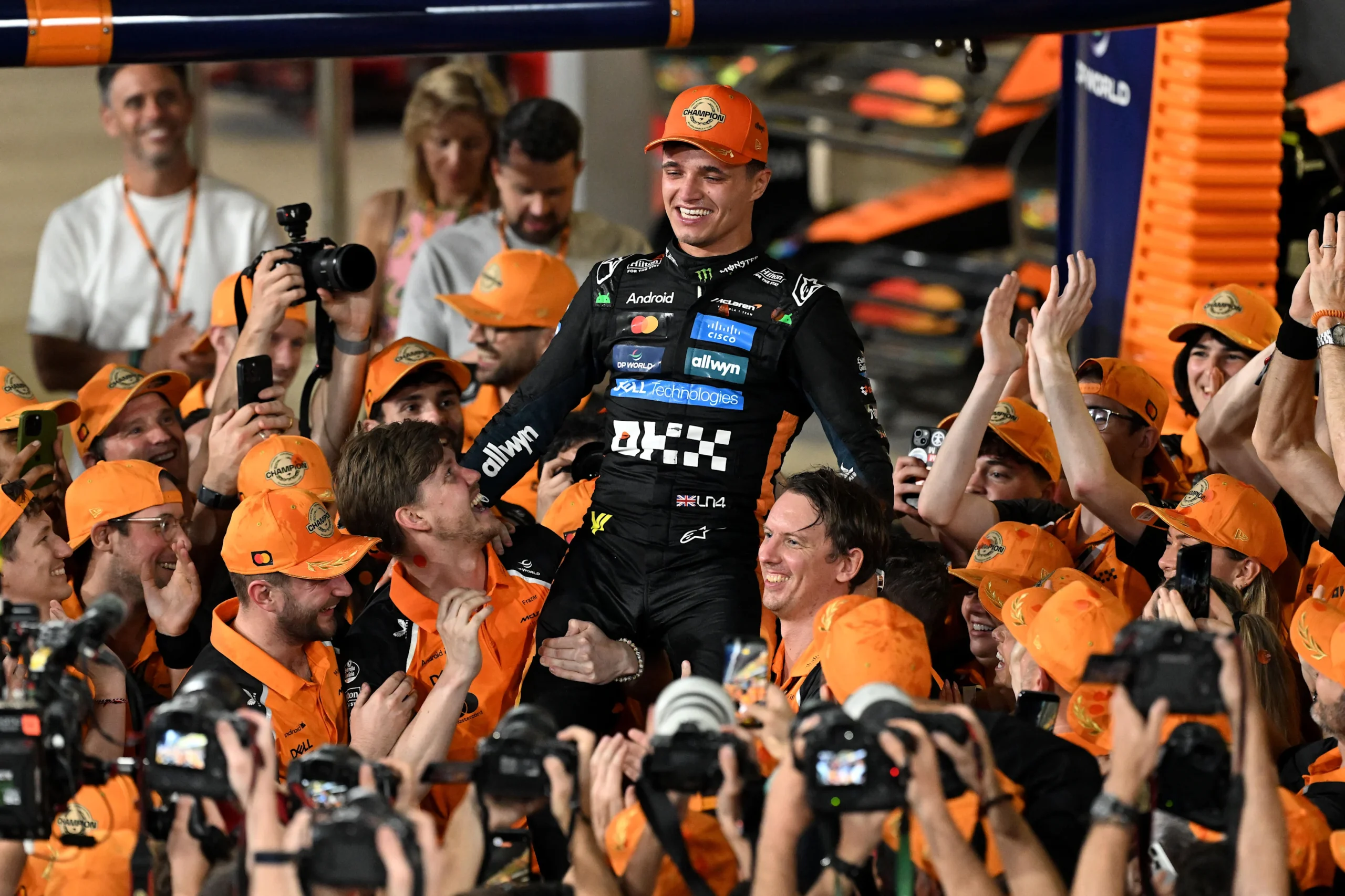Lando Norris extiende su contrato con McLaren hasta 2030 3 ABU DHABI, EMIRATOS ÁRABES UNIDOS - 07 DE DICIEMBRE: Lando Norris, campeón mundial de pilotos de F1 de 2025, de Great