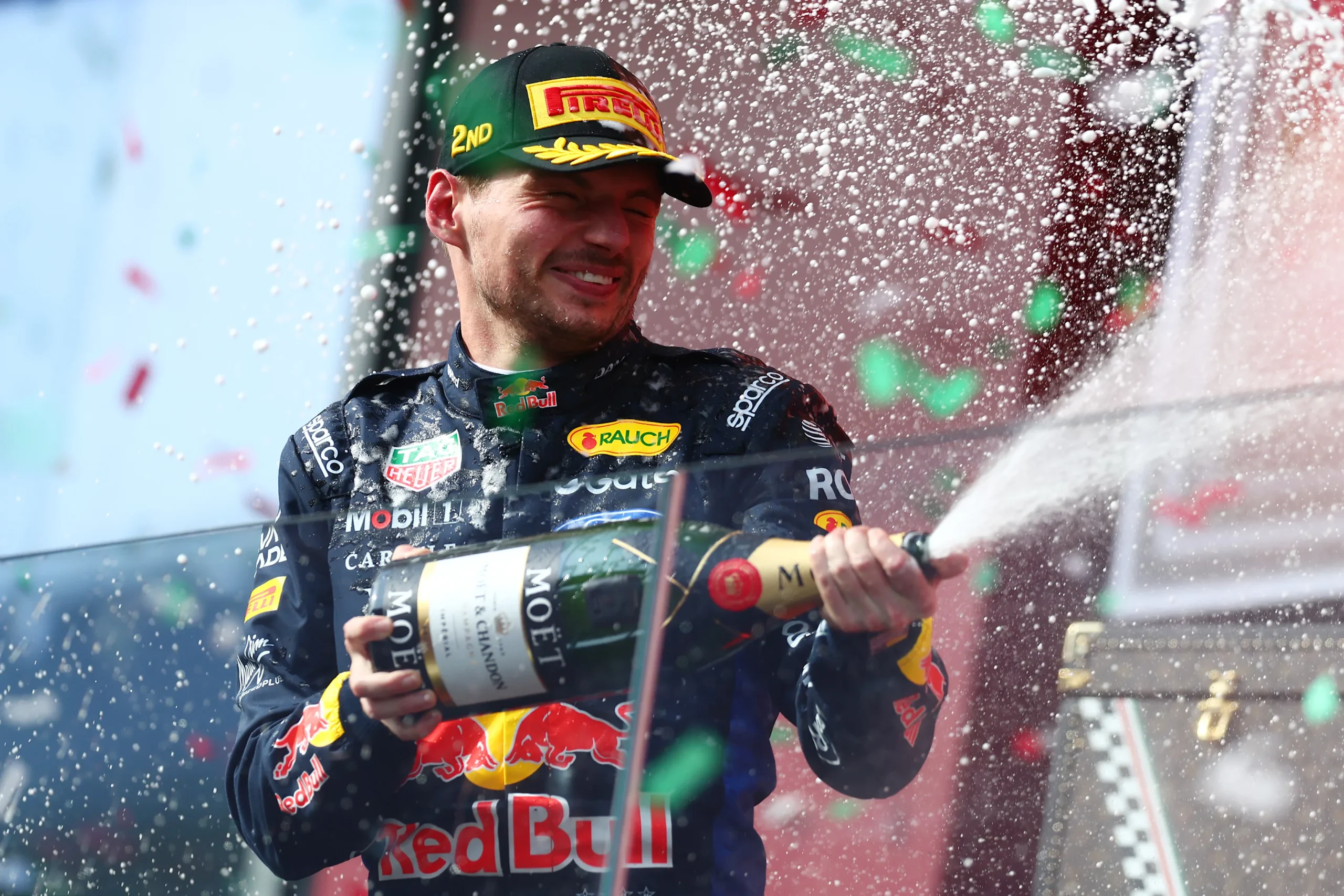 Max Verstappen renueva su contrato con Red Bull hasta 2030 1 BUDAPEST, HUNGRÍA - 26 DE JULIO: Max Verstappen de Holanda, segundo clasificado, y Oracle Red Bull