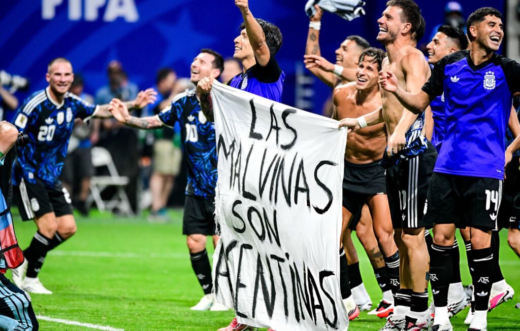 Argentina: Todo lo que debes saber sobre el castigo de la FIFA 1 La pancarta de Argentina reivindicando su soberanía sobre las Malvinas.
