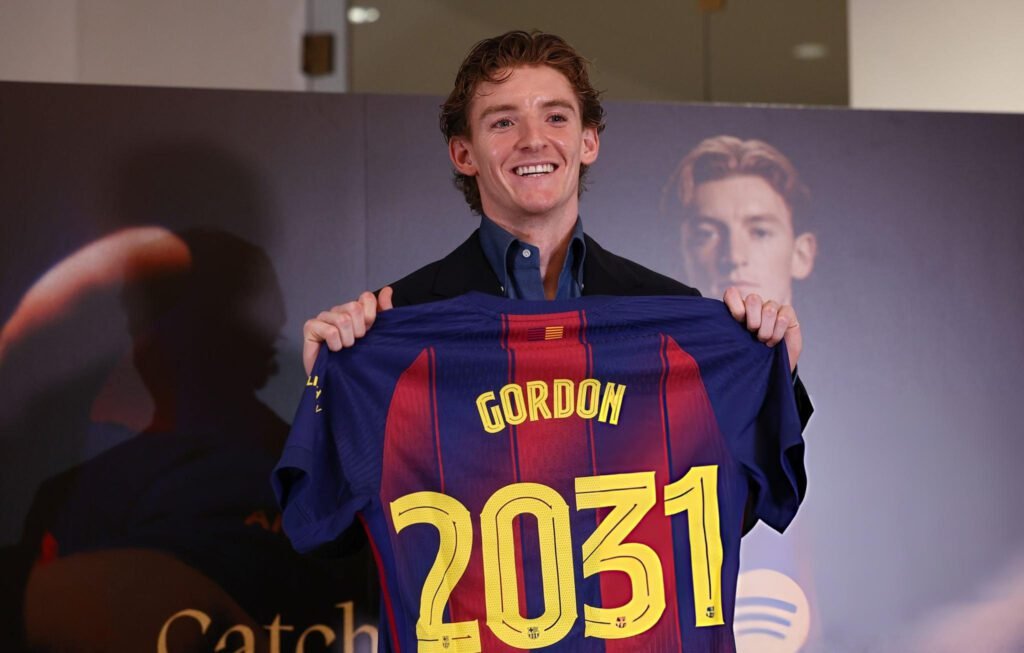 Barcelona: altas y bajas para la temporada 2026-27 9 Anthony Gordon llegó al Barcelona procedente del Newcastle.