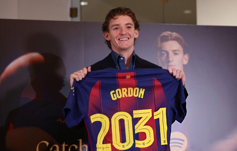 Anthony Gordon llegó al Barcelona procedente del Newcastle.