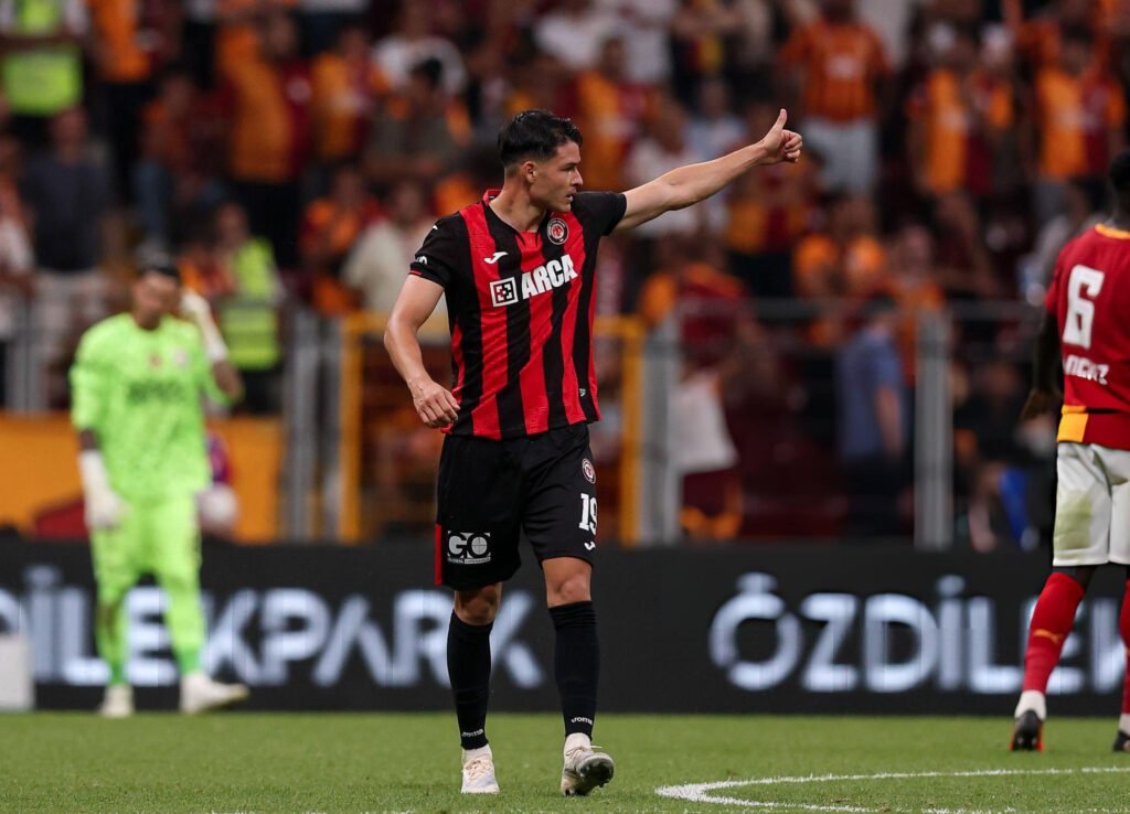 Aramburu marcó golazo en amistoso contra Chelsea 2 Jesús Ramírez.