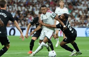 Home 19 Mbappé y Herrera en un lance del Real Madrid vs Real Sociedad.