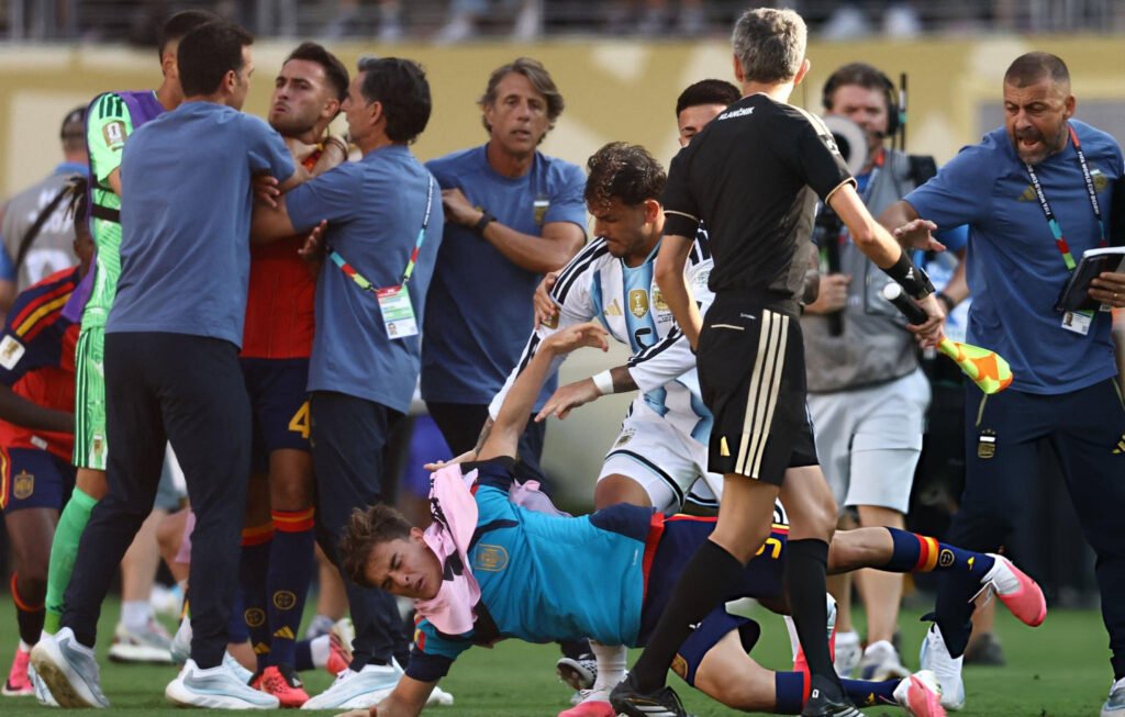 Argentina: Todo lo que debes saber sobre el castigo de la FIFA 2 El duelo entre Argentina y España terminó con encontronazos.