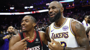 Tyrese Maxey y LeBron James (Sixers)