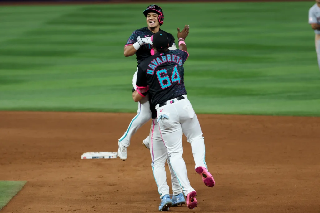 Javier Sanoja completa pletórica jornada de tres hits y tres bases robadas 1 Javier Sanoja fue el héroe de Miami ante Boston