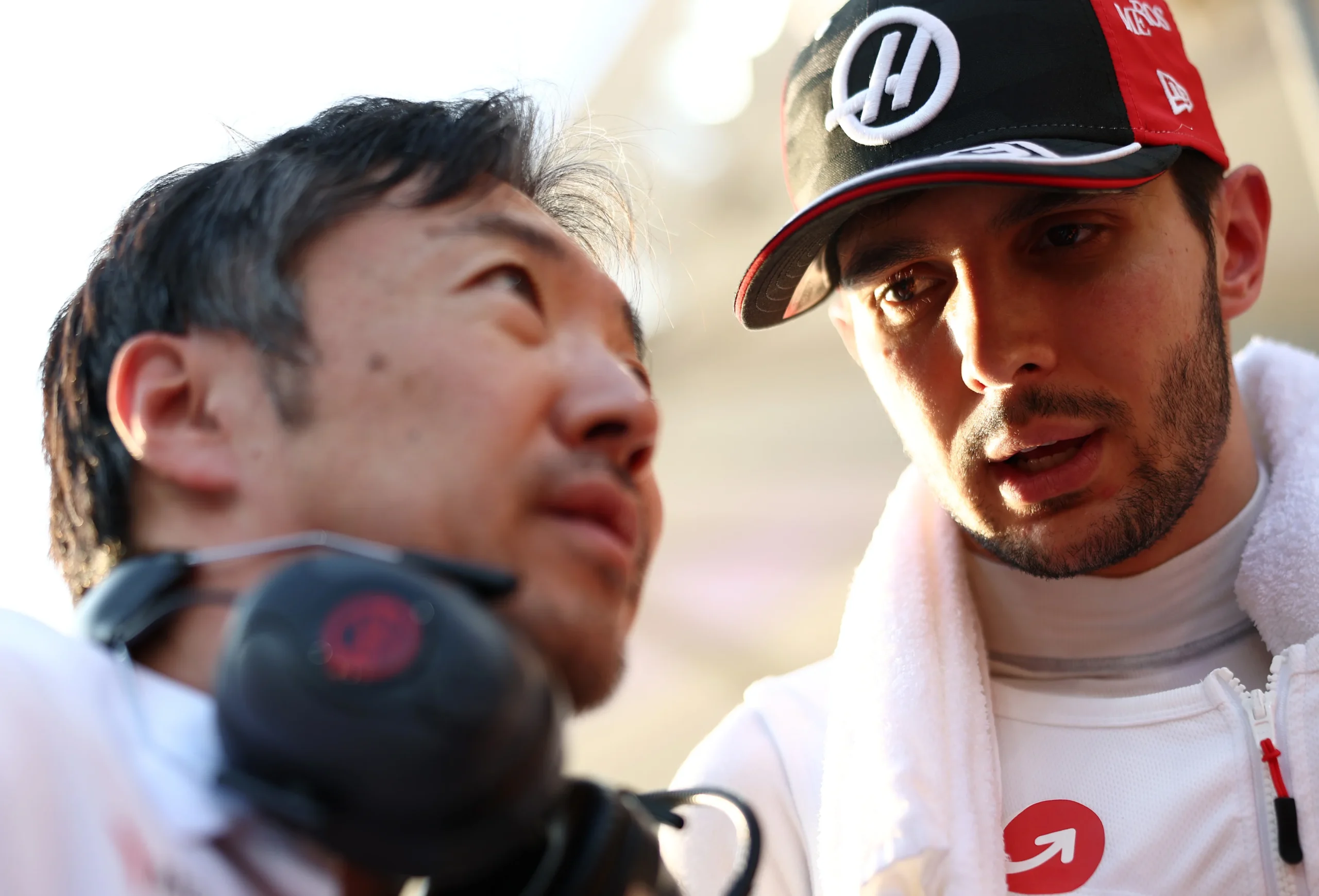 Esteban Ocon se considera "agente libre" mientras Haas elige a su piloto para 2027 1 ABU DHABI, EMIRATOS ÁRABES UNIDOS - 7 DE DICIEMBRE: Ayao Komatsu, director del equipo Haas F1 y Esteban