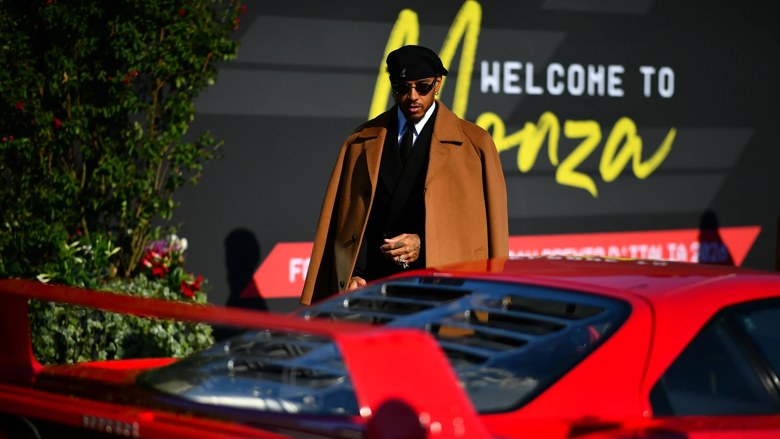 Hamilton cree que Ferrari puede ganar en Monza 1 MONZA, ITALIA - 03 DE SEPTIEMBRE: Lewis Hamilton de Gran Bretaña y la Scuderia Ferrari llegan a la