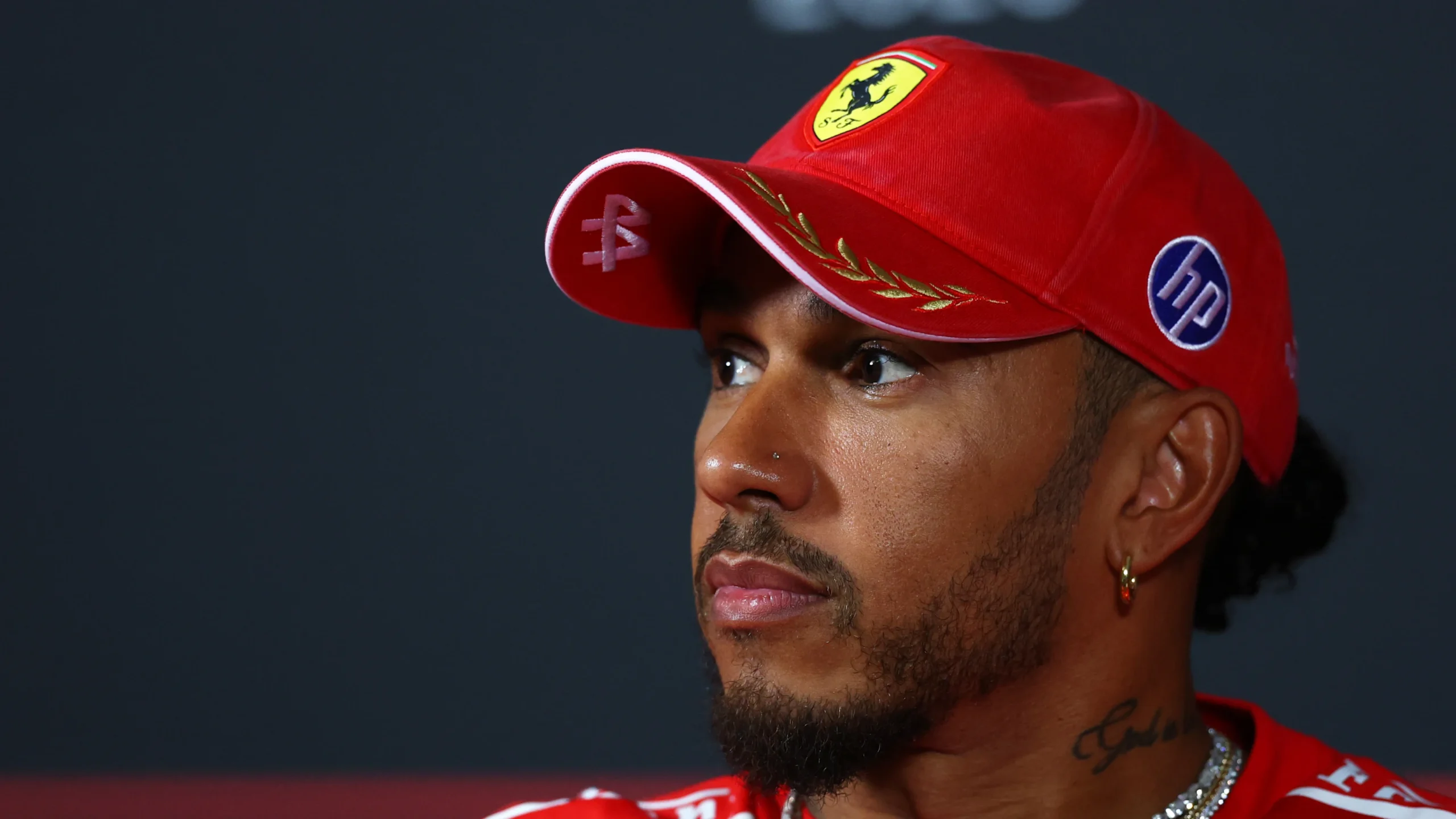 Hamilton cree que Ferrari puede ganar en Monza 3 MONZA, ITALY - SEPTEMBER 03: Lewis Hamilton of Great Britain and Scuderia Ferrari looks on in the