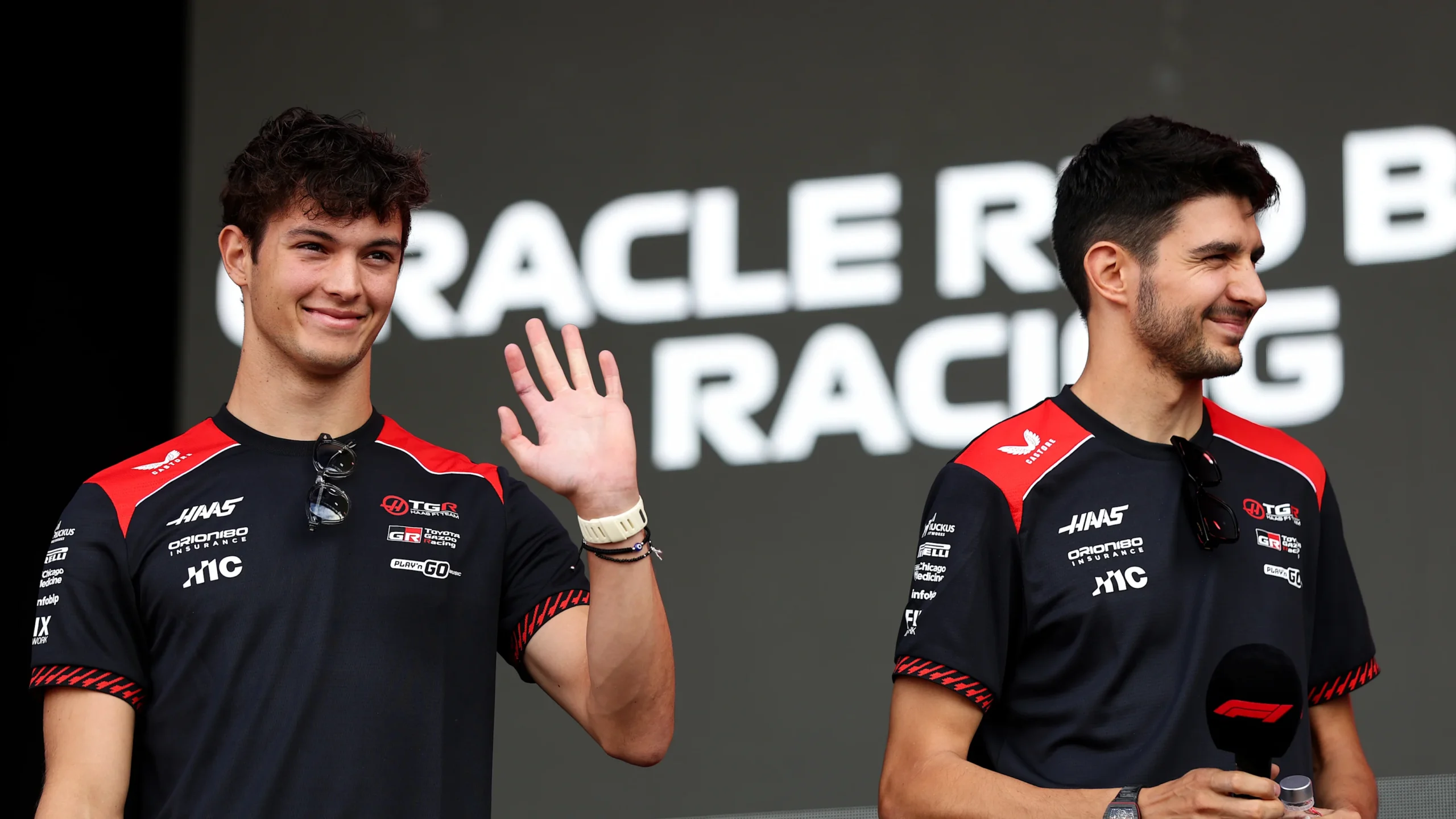 Previa: GP de Azerbaiyán 2026 ¿Por qué se correrá en sábado? 8 MONZA, ITALIA - 05 DE SEPTIEMBRE: Oliver Bearman de Gran Bretaña y Haas F1 y Esteban Ocon de Francia