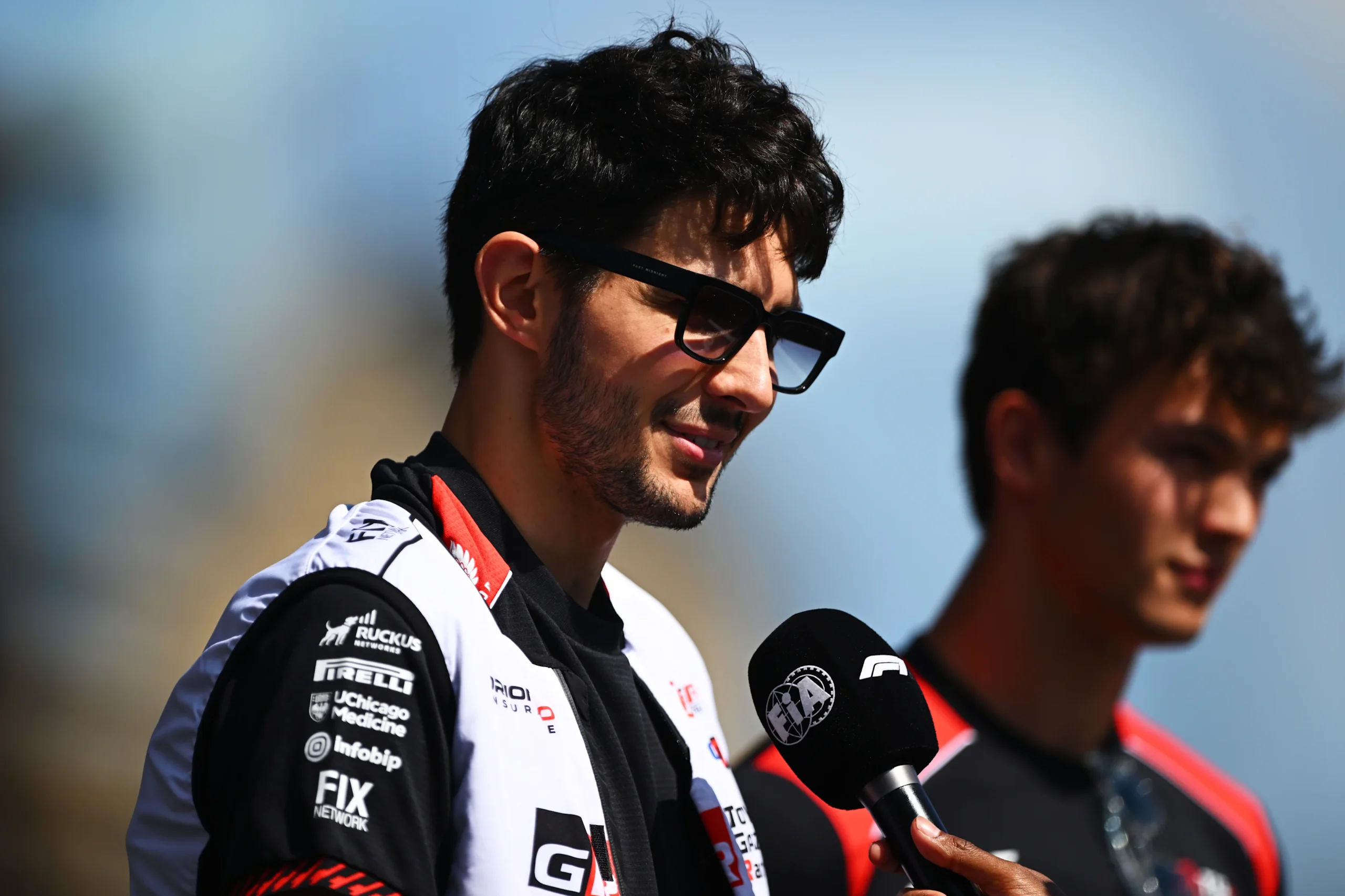 Previa: GP de Bahréin 2026 ¿Por qué se disputará en Malasia? 6 BAKÚ, AZERBAIYÁN - 26 DE SEPTIEMBRE: Esteban Ocon de Francia y Haas F1 son entrevistados sobre los pilotos