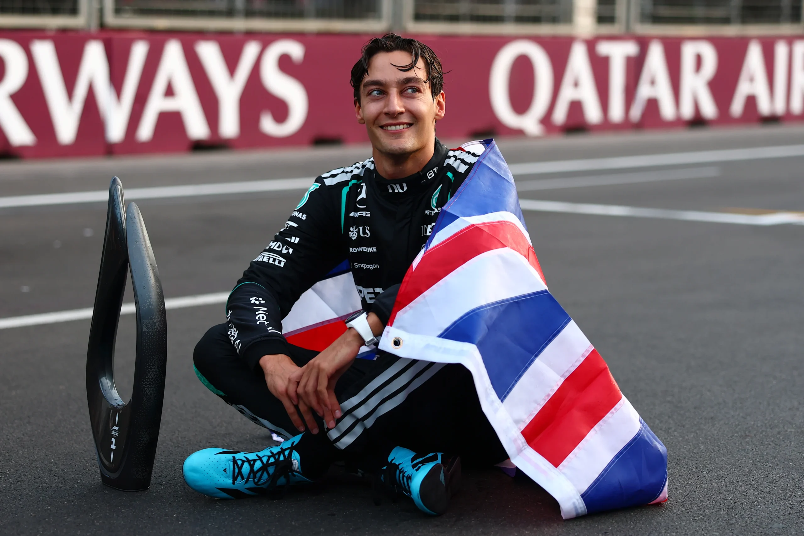 Previa: GP de Bahréin 2026 ¿Por qué se disputará en Malasia? 5 BAKÚ, AZERBAIYÁN - 26 DE SEPTIEMBRE: El ganador de la carrera, George Russell de Gran Bretaña, y Mercedes AMG
