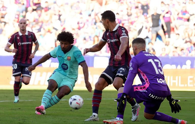 Home 28 Karim Adeyemi marcó un golazo en la victoria de Barcelona 4-2 sobre Levante.