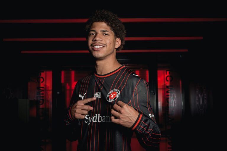 Home 27 David Martínez se une al Midtjylland de Dinamarca.