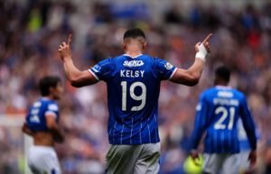 Home 19 Kevin Kelsy marcó gol y asistió para Rangers en el Old Firm contra Celtic.