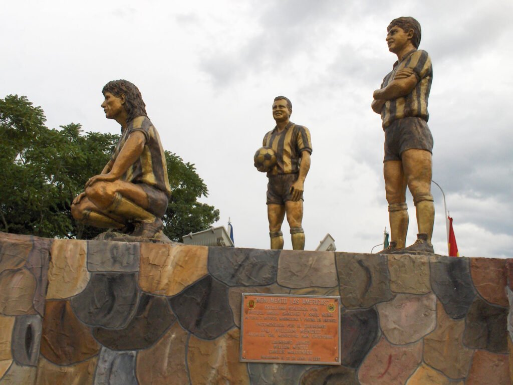 Venezuela, de Gardel a Messi, o el dilema de las estatuas a extranjeros 1 Monumento de las Américas, con los ex jugadores del Táchira, Laureano Jaimes, Carlos Maldonado y William Méndez.