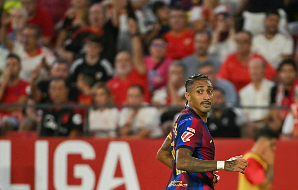 Raphinha en modo “O Rei”: triplete en victoria de Barcelona sobre Sevilla 2 Raphinha ya tiene 12 goles en 7 partidos por La Liga.