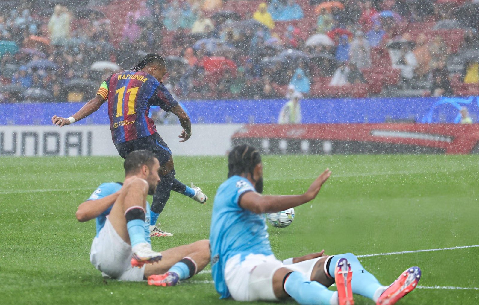 Ante la duda del 9: Raphinha 1 De antología el primer gol de Raphinha.
