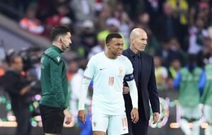 Mbappé salió lesionado en el debut de Zidane como seleccionador.