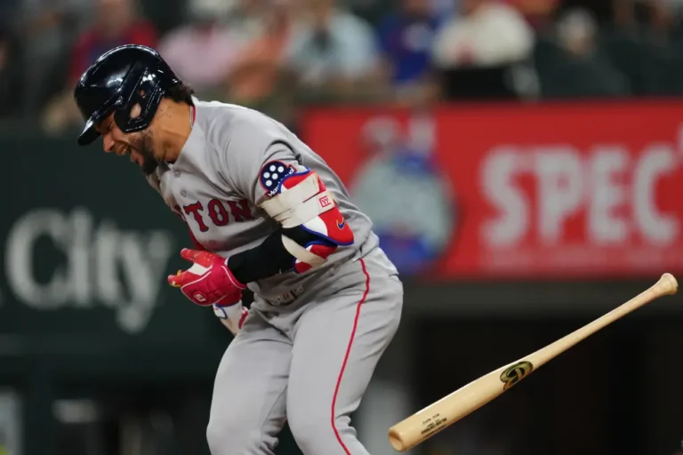 Home 27 Willson Contreras sale lesionado por pelotazo
