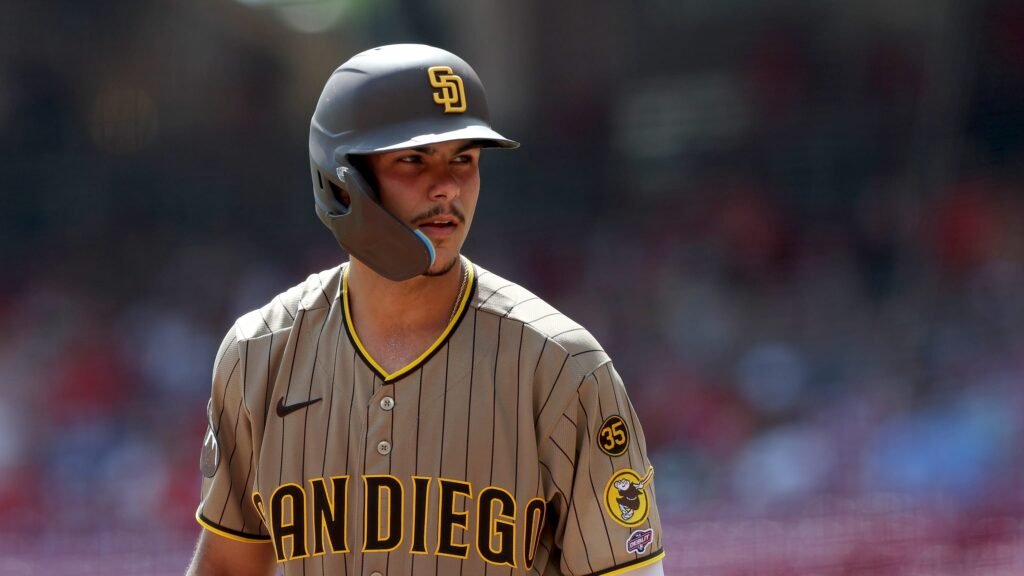 MLB: Ethan Salas la sacó dos veces y acerca a San Diego a la Postemporada 2 Ethan Salas conecta su primer hit en MLB