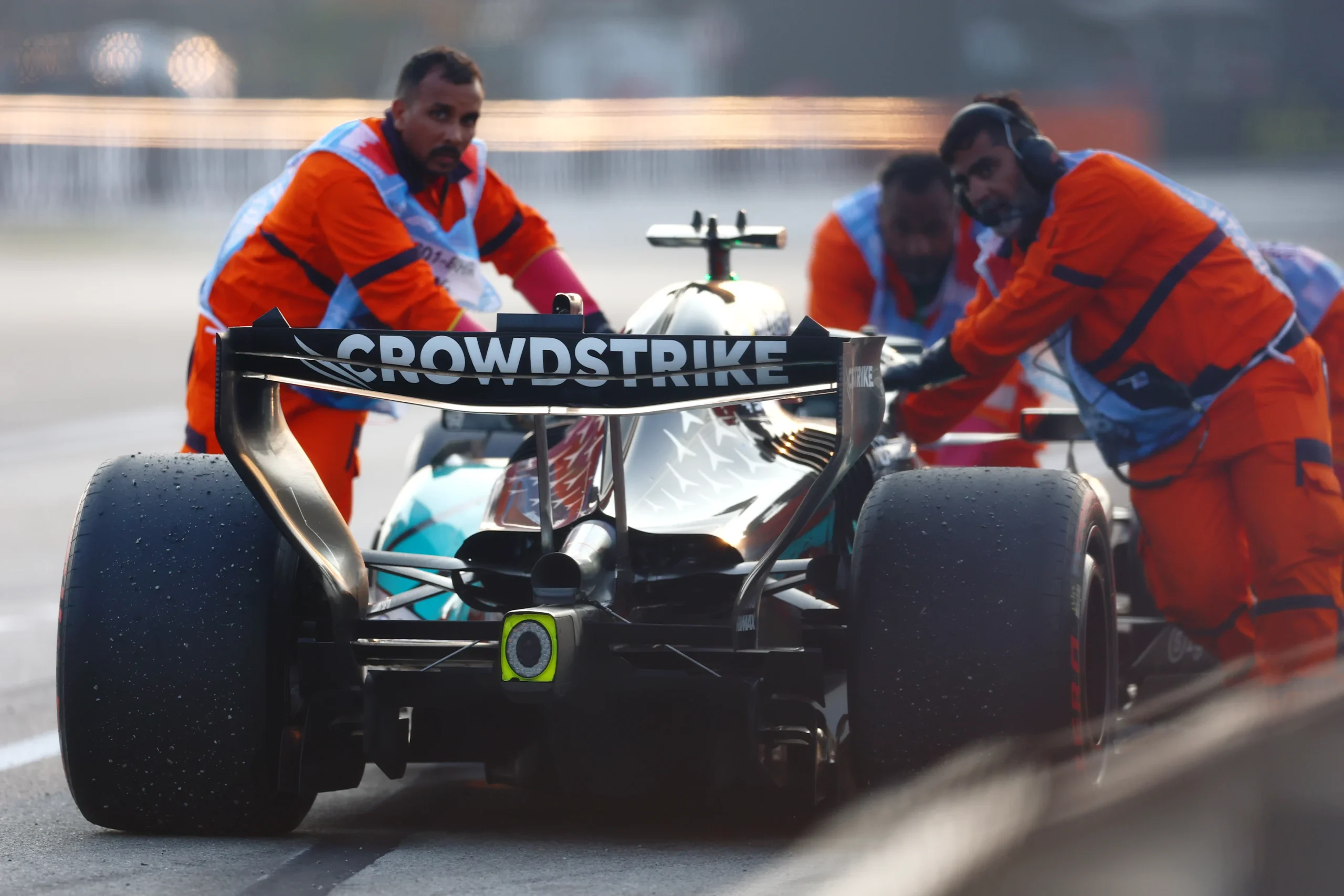 Previa: GP de Singapur 2026 ¿Ganará Verstappen por primera vez en Marina Bay? 6 KUALA LUMPUR, MALASIA - 4 DE OCTUBRE: Los alguaciles mueven el coche de George Russell de Gran Bretaña y