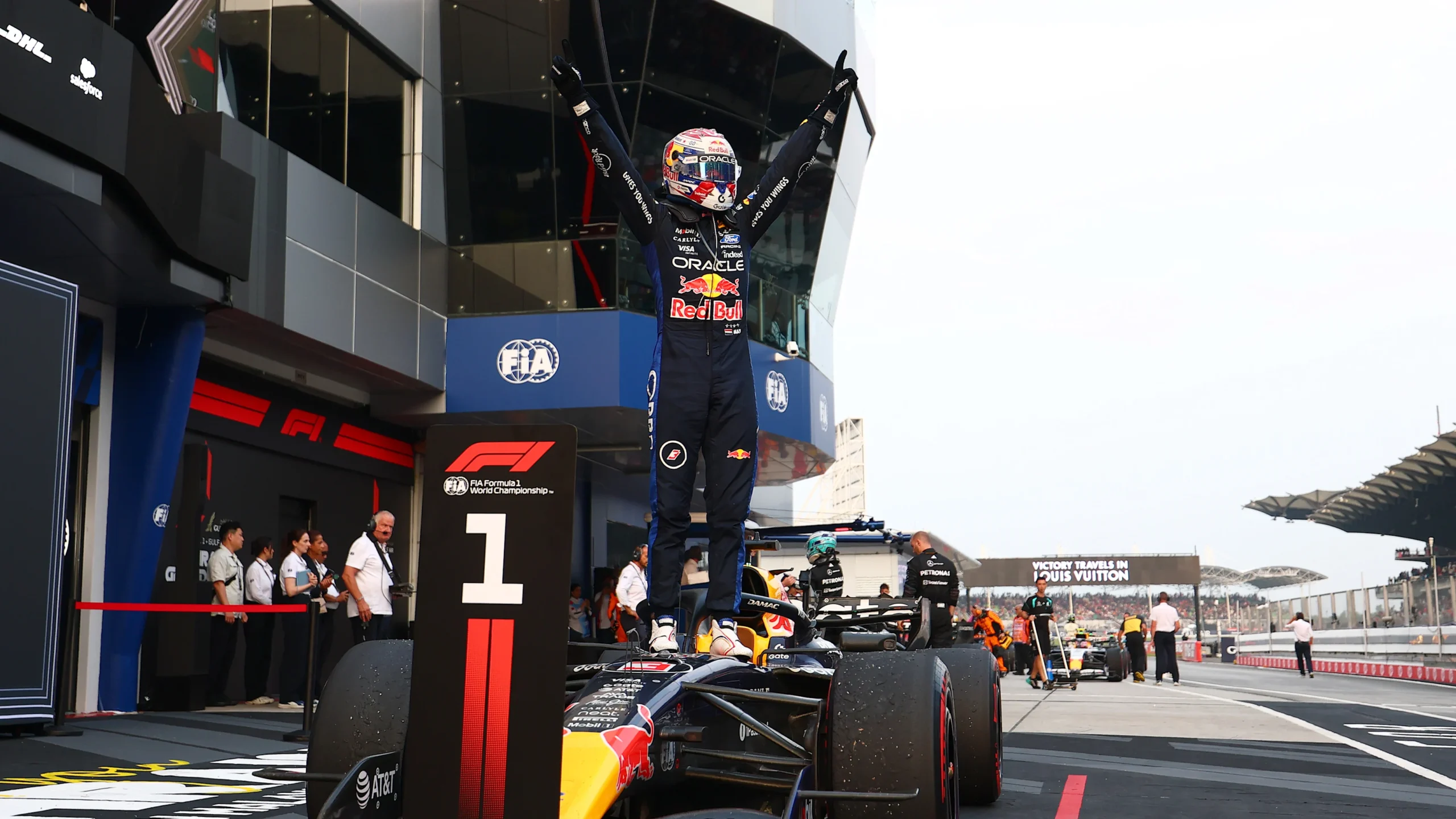 Verstappen se sintió "increíblemente orgulloso" tras su triunfo en Malasia 1 KUALA LUMPUR, MALASIA - 04 DE OCTUBRE: Ganador de la carrera Max Verstappen de Holanda y Oracle Red