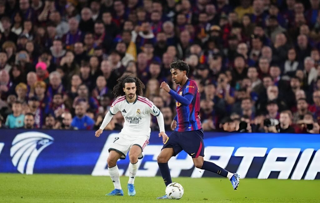 Real Madrid derrotó a un irreconocible Barcelona en el Clásico 1 Cucurella secó a Lamine Yamal.