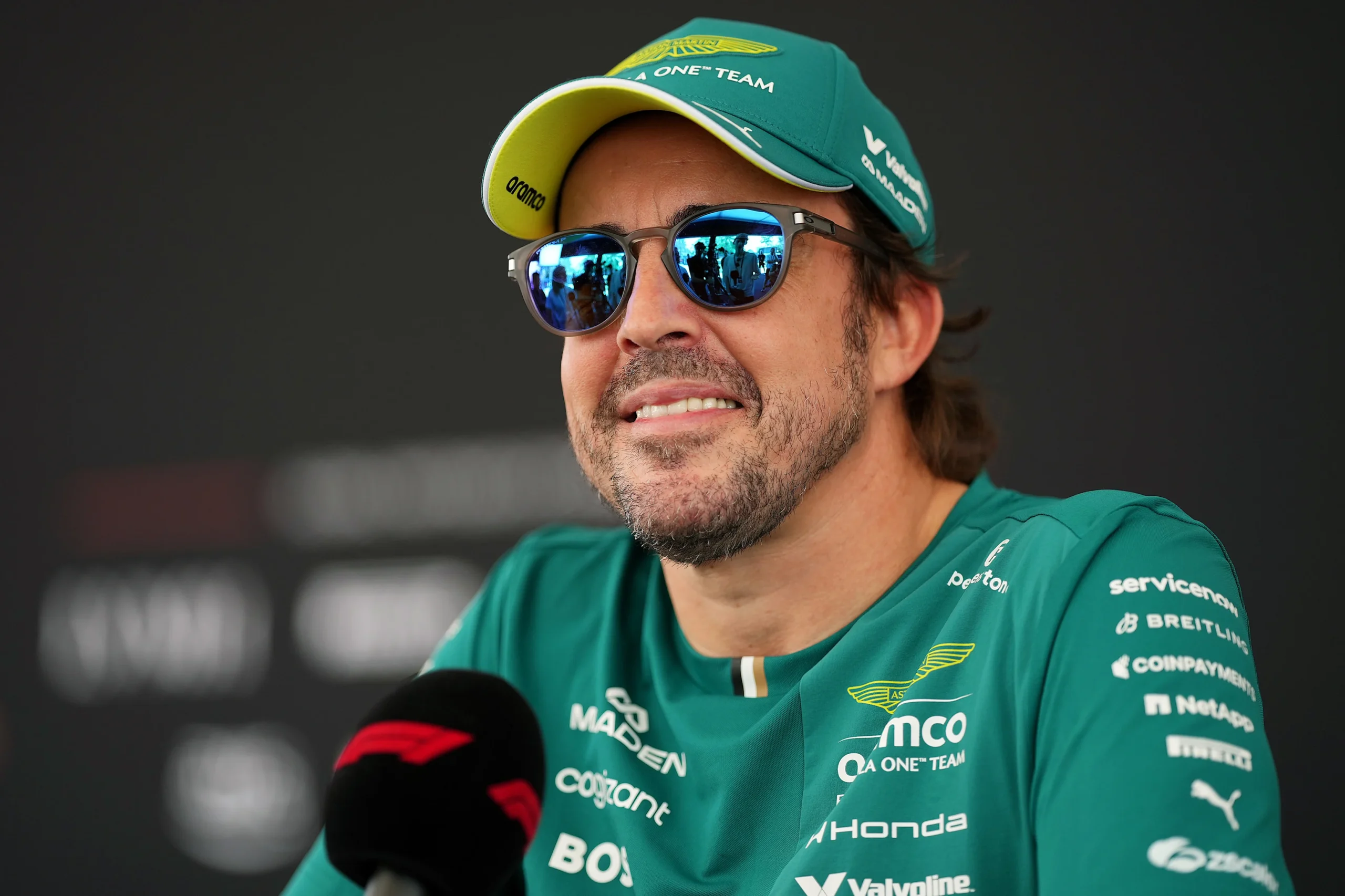 Previa: GP de Singapur 2026 ¿Ganará Verstappen por primera vez en Marina Bay? 8 KUALA LUMPUR, MALASIA - 01 DE OCTUBRE: Fernando Alonso de España y el equipo Aston Martin F1 hablan con el