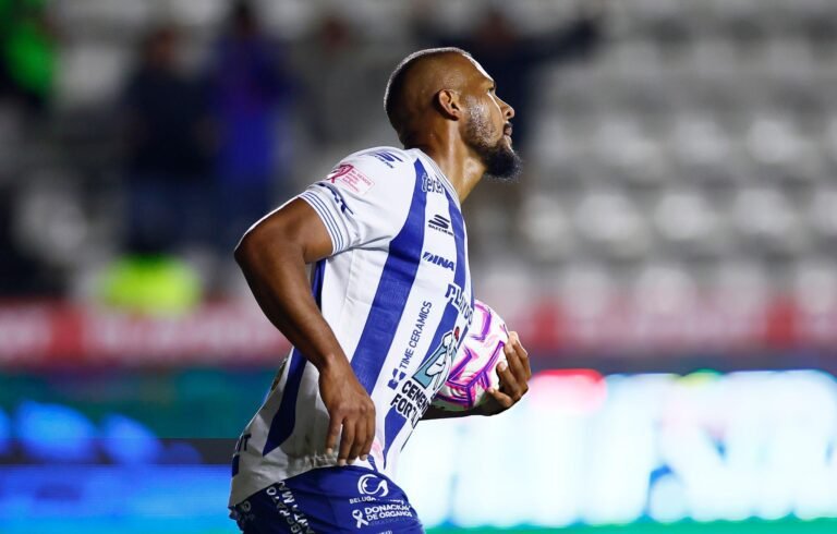 Home 30 Salomón Rondón anotó doblete en el empate a tres de Pachuca con Necaxa.