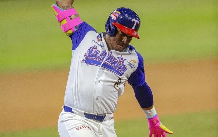 Tiburones se queda con el primer Caracas-La Guaira de la temporada 1 Jonrón de Yangervis Solarte que le dio la victoria a Tiburones de La Guaira