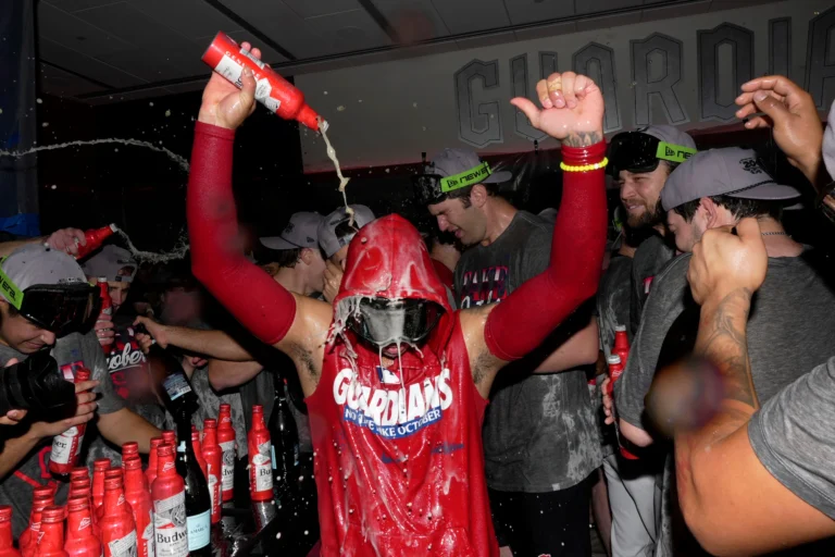 Home 28 Guardianes de Cleveland avanzan a la Serie de Campeonato de la Liga Americana