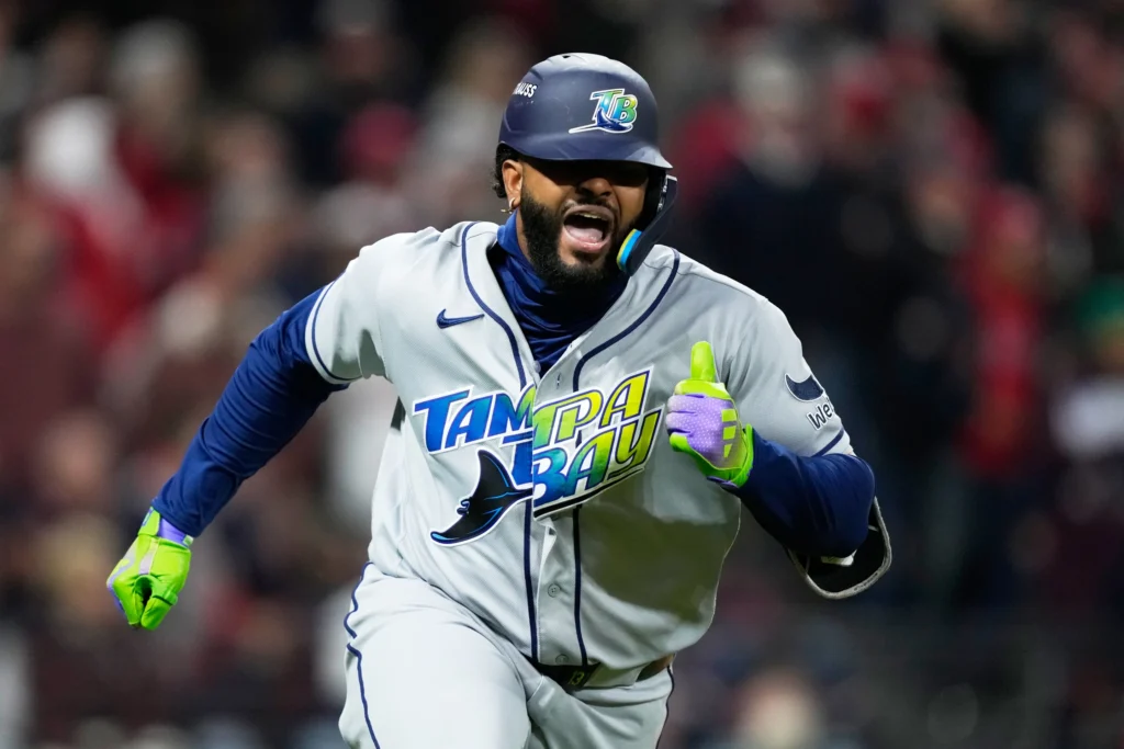 Cleveland continúa pecando con errores defensivos y Rays de Tampa Bay los aprovecha 6 Rays de Tampa Bay supera a los Guardianes de Cleveland en el Juego 4