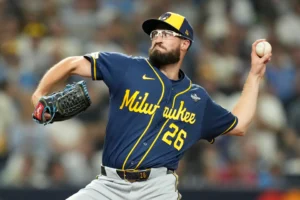 Home 25 Aaron Ashby rompe récord sin recibir carreras en postemporada
