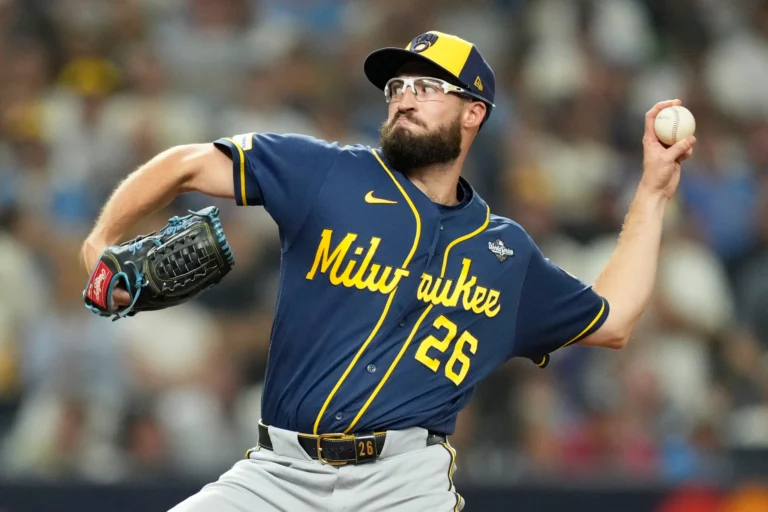 Home 32 Aaron Ashby rompe récord sin recibir carreras en postemporada
