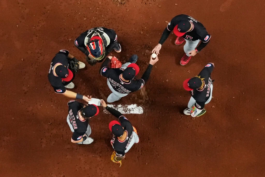 Cleveland deberá seguir esperando volver a una Serie Mundial: la última vez fue en 2016 3 Guardianes de Cleveland quedan fuera de la carrera por la Serie Mundial
