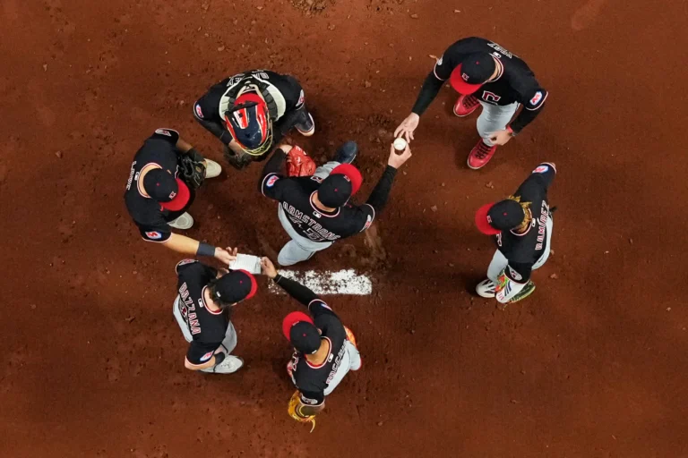 Home 27 Guardianes de Cleveland quedan fuera de la carrera por la Serie Mundial